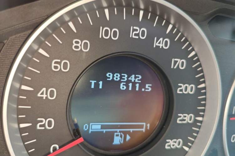 Used Volvo V60 2013 T5 Smart Edition Odometer Close Up