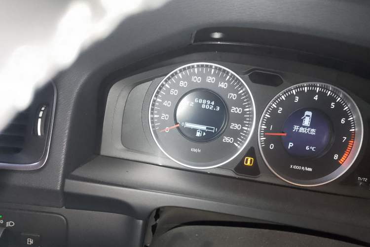Used Volvo V60 2013 T5 Comfort Edition Odometer Close Up