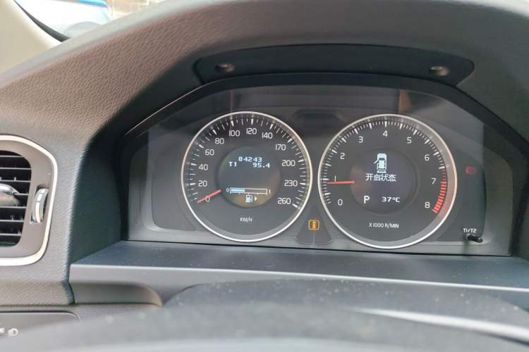 Used Volvo V60 2013 T5 Smart Edition Odometer Close Up