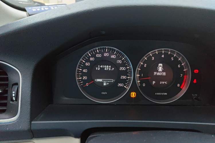 Used Volvo V60 2013 T5 Prestige Edition Odometer Close Up