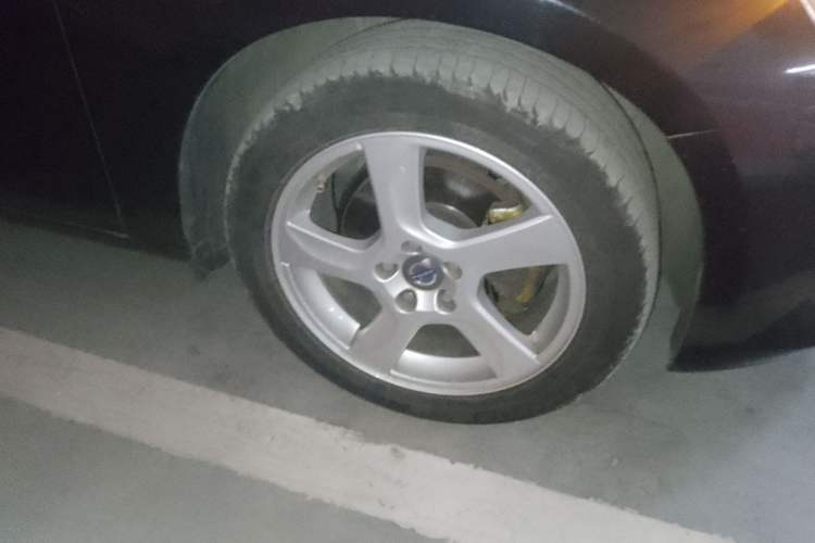 Used Volvo V60 2013 T5 Comfort Edition Right Front Wheel Hub
