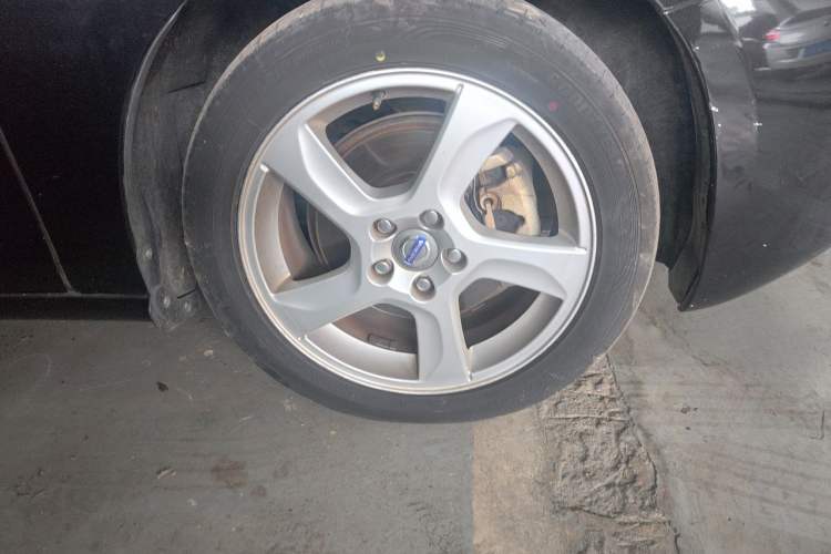Used Volvo V60 2013 T5 Comfort Edition Right Front Wheel Hub