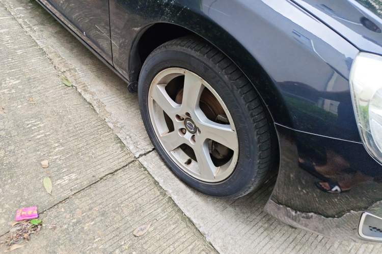 Used Volvo V60 2013 T5 Smart Edition Right Front Wheel Hub
