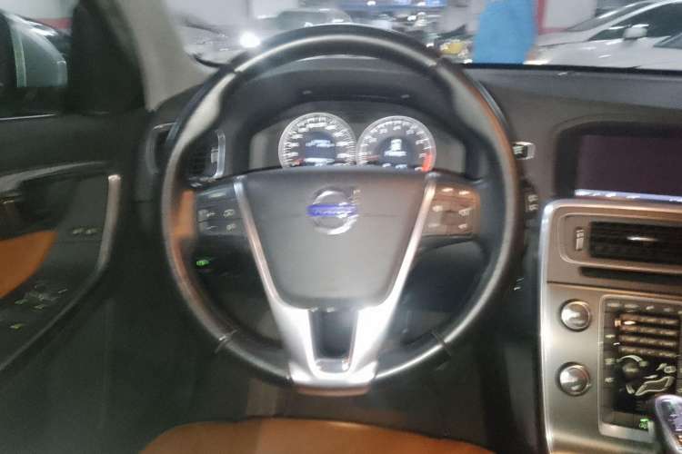 Used Volvo V60 2013 T5 Comfort Edition Steering Wheel