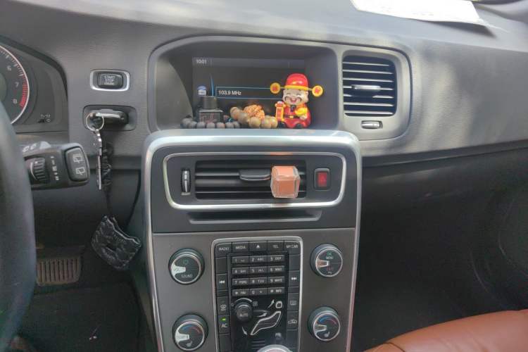 Used Volvo V60 2013 T5 Zhiya Edition Audio And AC Panel