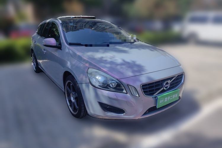 Used Volvo V60 2013 T5 Zhiya Edition Front Right 45 Deg