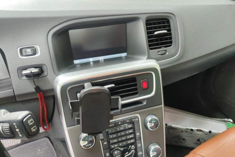 Used Volvo V60 2013 T5 Comfort Edition Audio And AC Panel