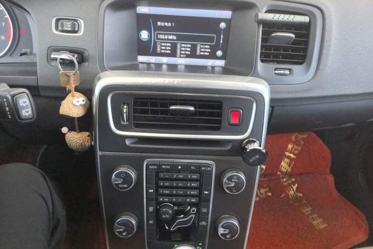 Used Volvo V60 2013 T5 Zhiya Edition Audio And AC Panel
