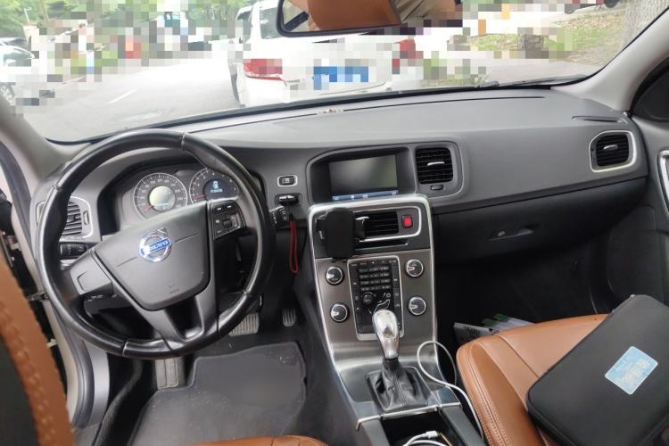 Used Volvo V60 2013 T5 Comfort Edition Center Console