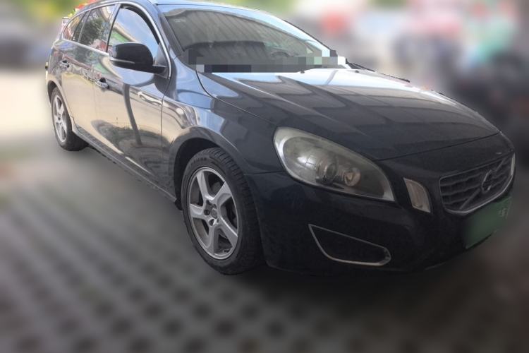 Used Volvo V60 2013 T5 Zhiya Edition Front Right 45 Deg