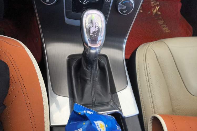 Used Volvo V60 2013 T5 Zhiya Edition Gear Lever