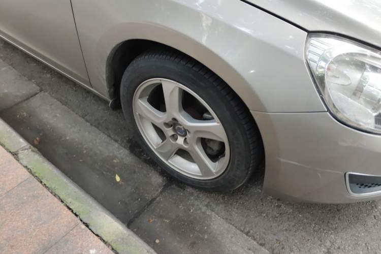Used Volvo V60 2013 T5 Comfort Edition Right Front Wheel Hub