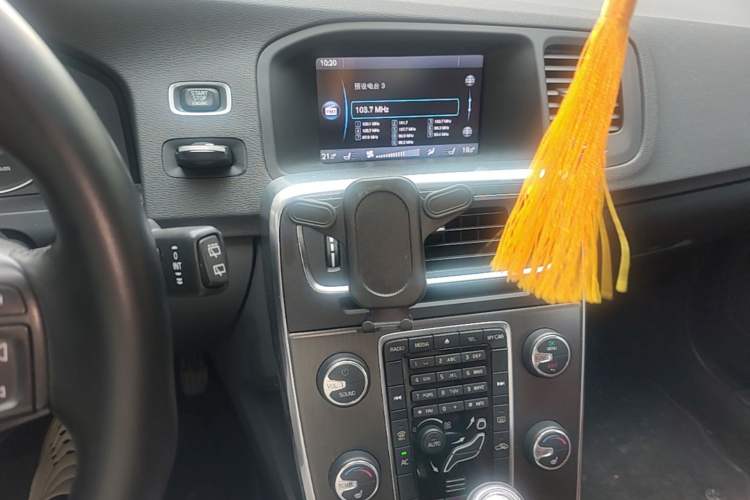 Used Volvo V60 2013 T5 Comfort Edition Audio And AC Panel