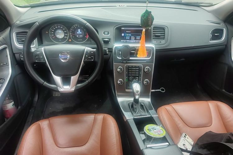 Used Volvo V60 2013 T5 Comfort Edition Center Console