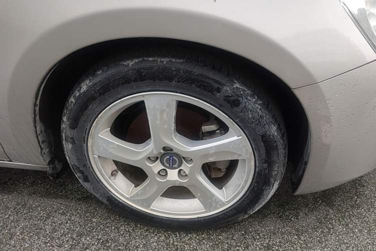 Used Volvo V60 2013 T5 Comfort Edition Right Front Wheel Hub