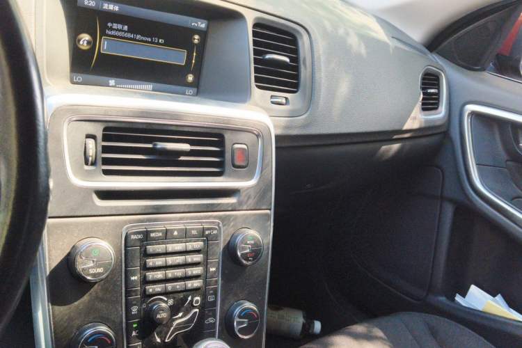Used Volvo V60 2013 T5 Smart Edition Audio And AC Panel