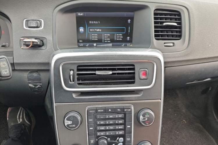 Used Volvo V60 2013 T5 Zhiya Edition Audio And AC Panel