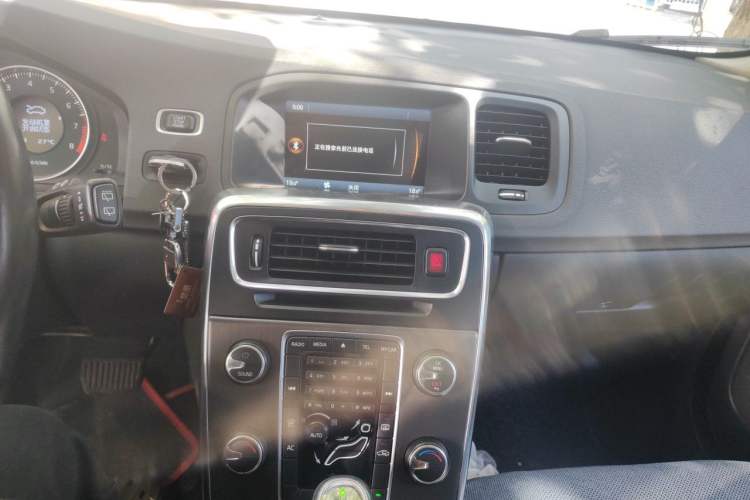 Used Volvo V60 2013 T5 Smart Edition Audio And AC Panel