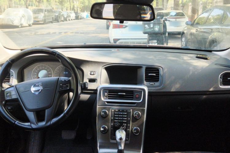Used Volvo V60 2013 T5 Smart Edition Center Console