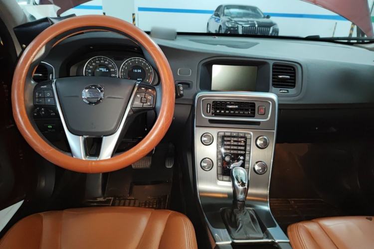Used Volvo V60 2013 T5 Prestige Edition Center Console
