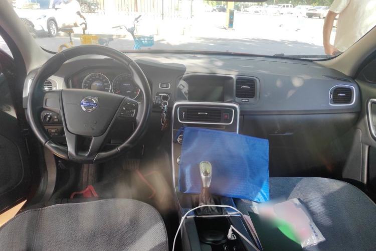 Used Volvo V60 2013 T5 Smart Edition Center Console