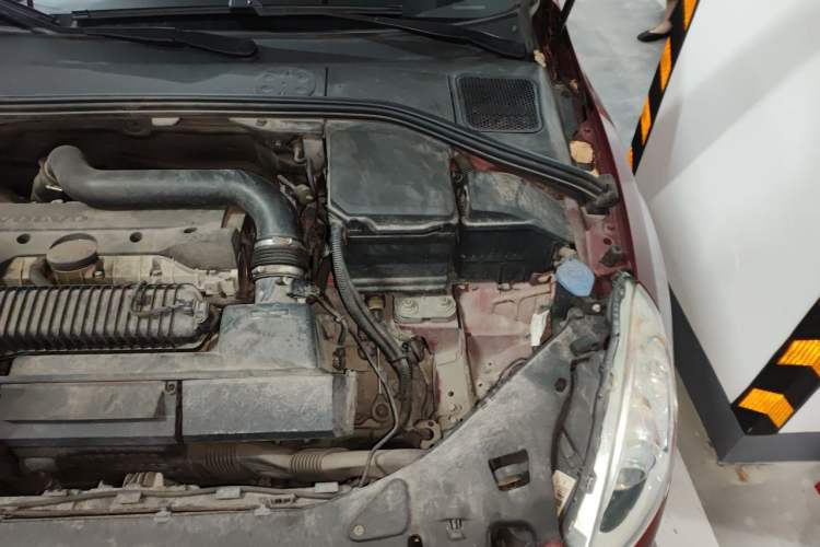 Used Volvo V60 2013 T5 Prestige Edition Engine Bay Left