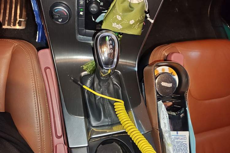 Used Volvo V60 2013 T5 Zhiya Edition Gear Lever