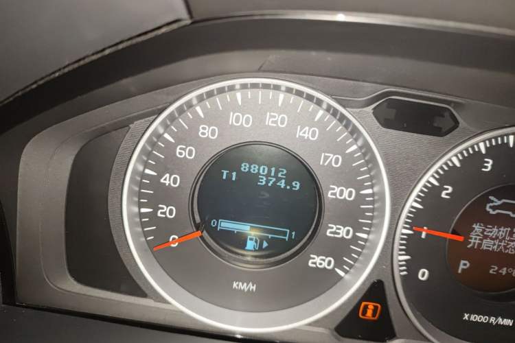 Used Volvo V60 2013 T5 Prestige Edition Odometer Close Up