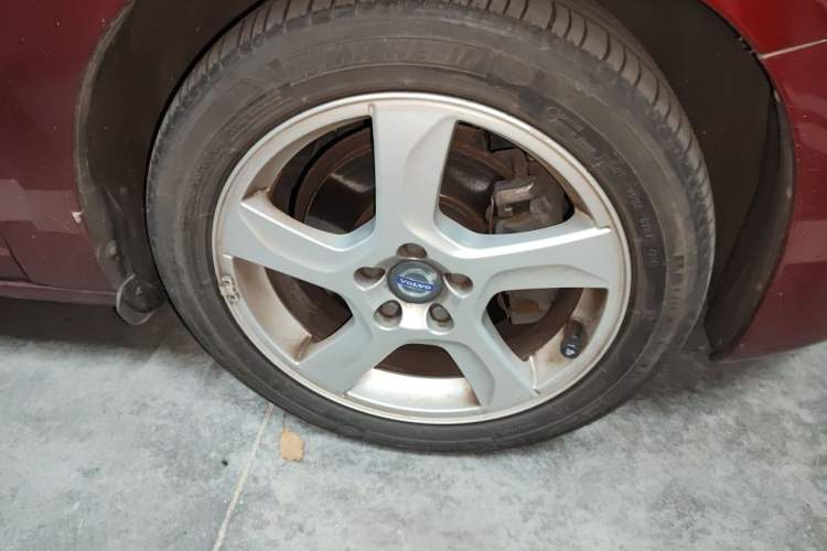 Used Volvo V60 2013 T5 Prestige Edition Right Front Wheel Hub