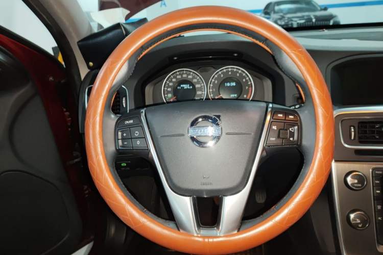 Used Volvo V60 2013 T5 Prestige Edition Steering Wheel