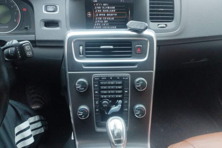Used Volvo V60 2013 T5 Smart Edition Audio And AC Panel