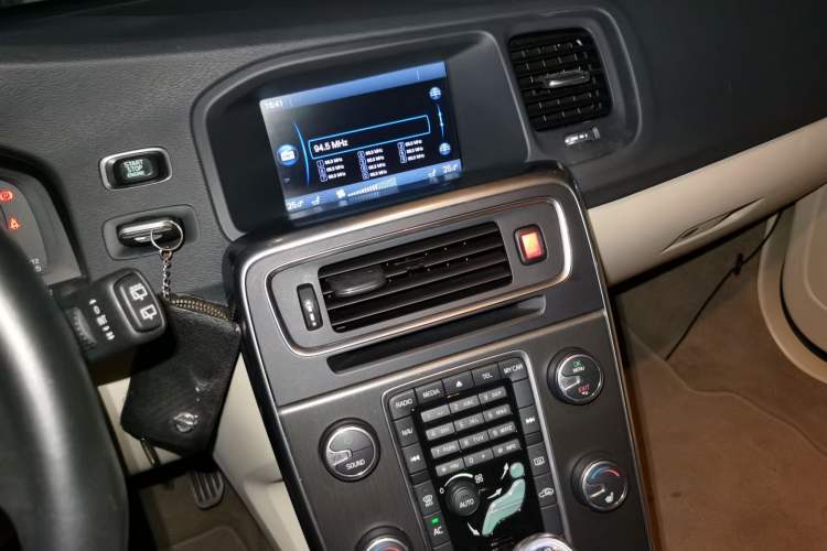 Used Volvo V60 2013 T5 Zhiya Edition Audio And AC Panel