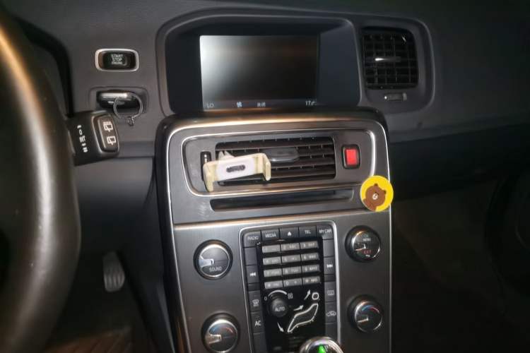 Used Volvo V60 2013 T5 Comfort Edition Audio And AC Panel