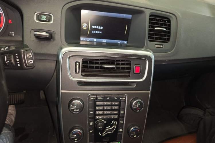 Used Volvo V60 2013 T5 Zhiya Edition Audio And AC Panel