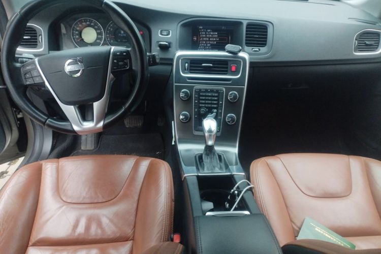 Used Volvo V60 2013 T5 Smart Edition Center Console