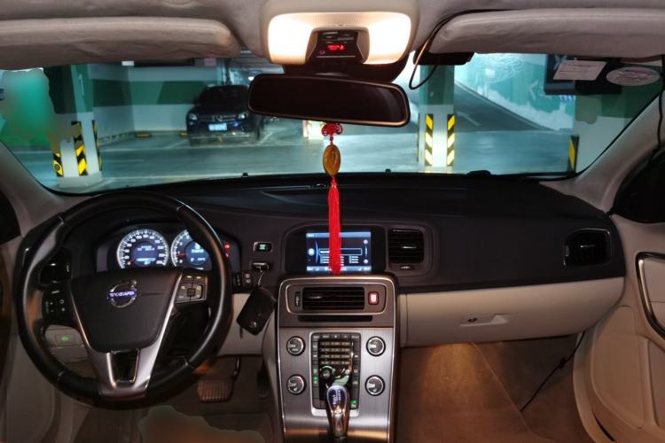 Used Volvo V60 2013 T5 Zhiya Edition Center Console