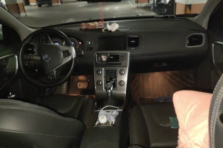 Used Volvo V60 2013 T5 Zhiya Edition Center Console