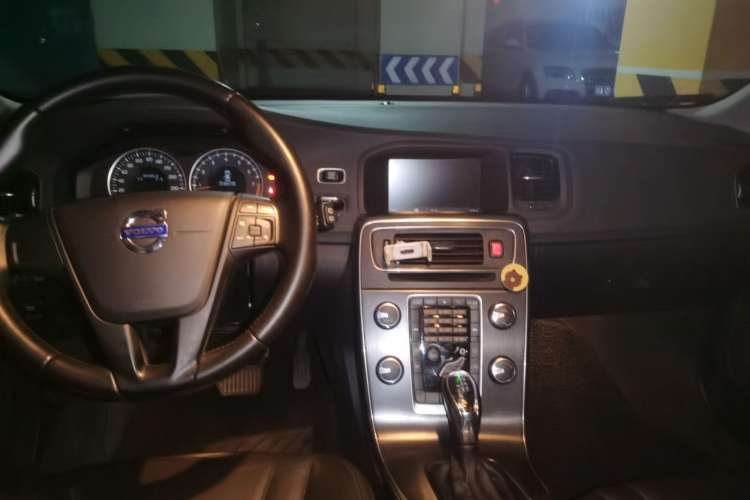 Used Volvo V60 2013 T5 Comfort Edition Center Console