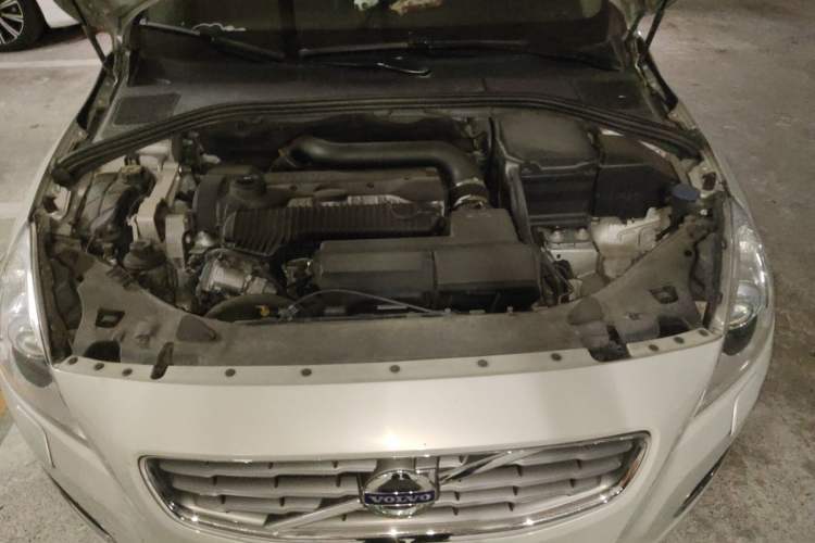 Used Volvo V60 2013 T5 Zhiya Edition Engine Bay