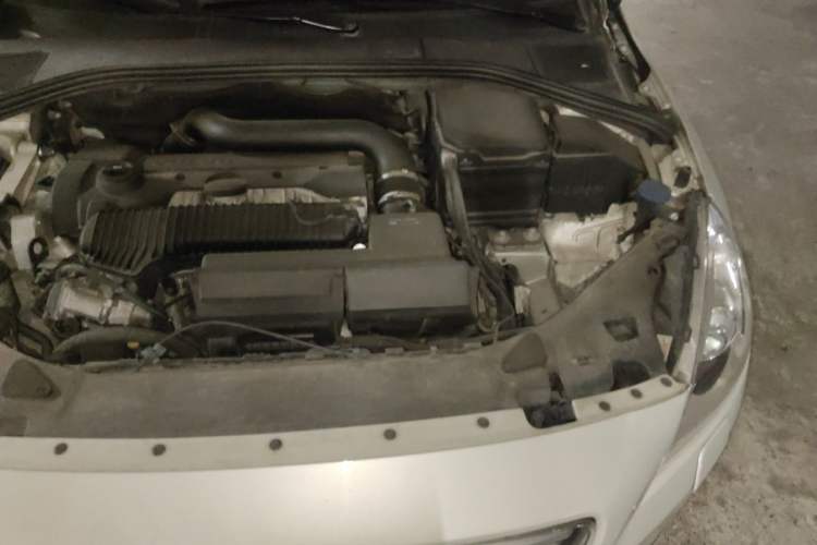 Used Volvo V60 2013 T5 Zhiya Edition Engine Bay Left