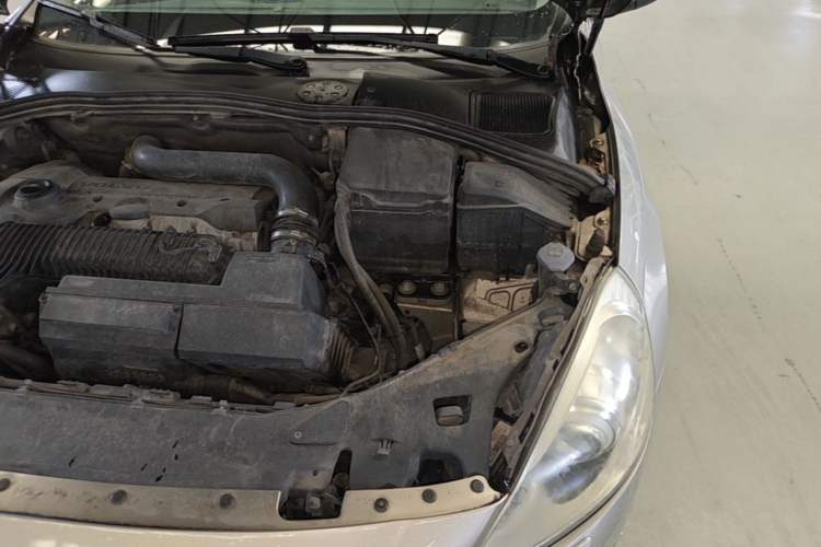 Used Volvo V60 2013 T5 Zhiya Edition Engine Bay Left