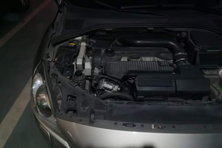 Used Volvo V60 2013 T5 Comfort Edition Engine Bay Right