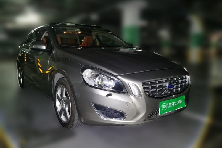 Used Volvo V60 2013 T5 Zhiya Edition Front Right 45 Deg