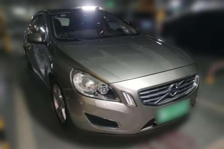 Used Volvo V60 2013 T5 Comfort Edition Front Right 45 Deg