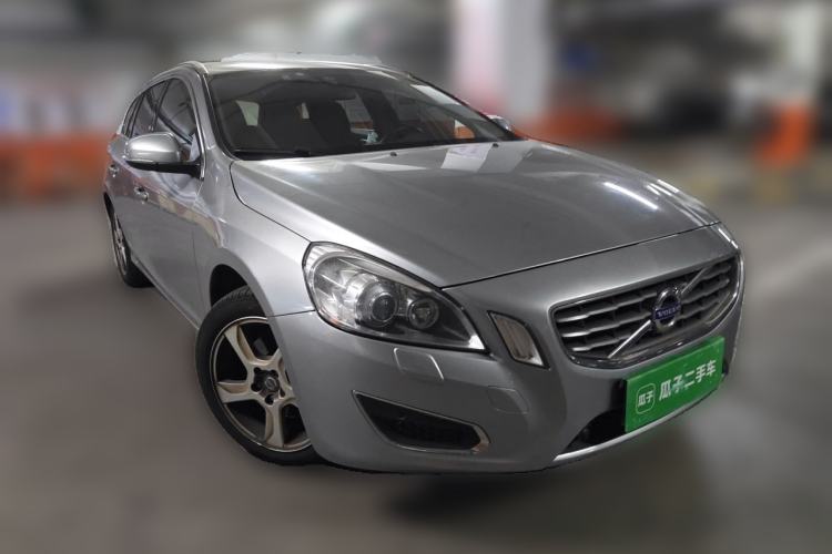 Used Volvo V60 2013 T5 Zhiya Edition Front Right 45 Deg