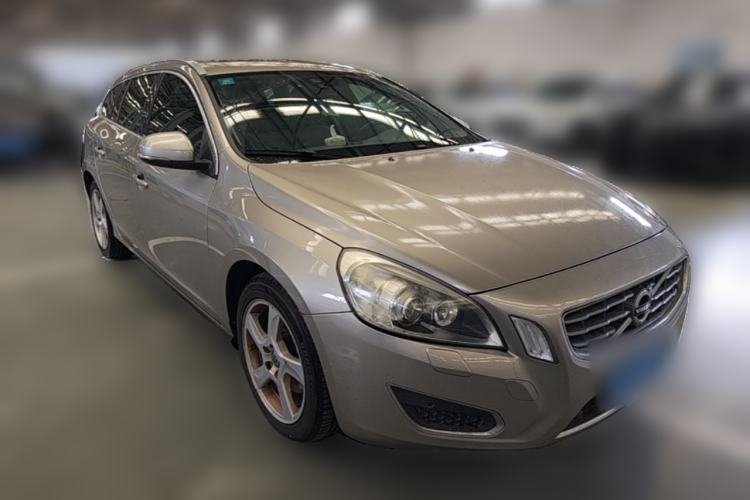 Used Volvo V60 2013 T5 Zhiya Edition Front Right 45 Deg
