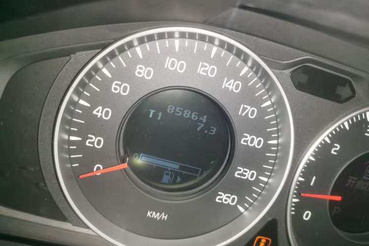 Used Volvo V60 2013 T5 Comfort Edition Odometer Close Up