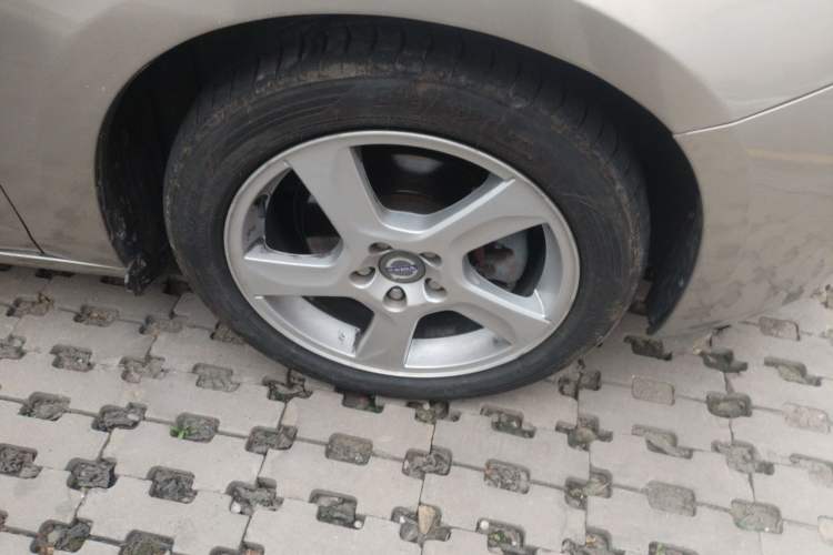 Used Volvo V60 2013 T5 Smart Edition Right Front Wheel Hub