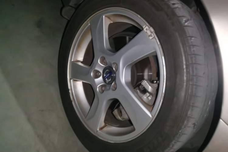 Used Volvo V60 2013 T5 Comfort Edition Right Front Wheel Hub