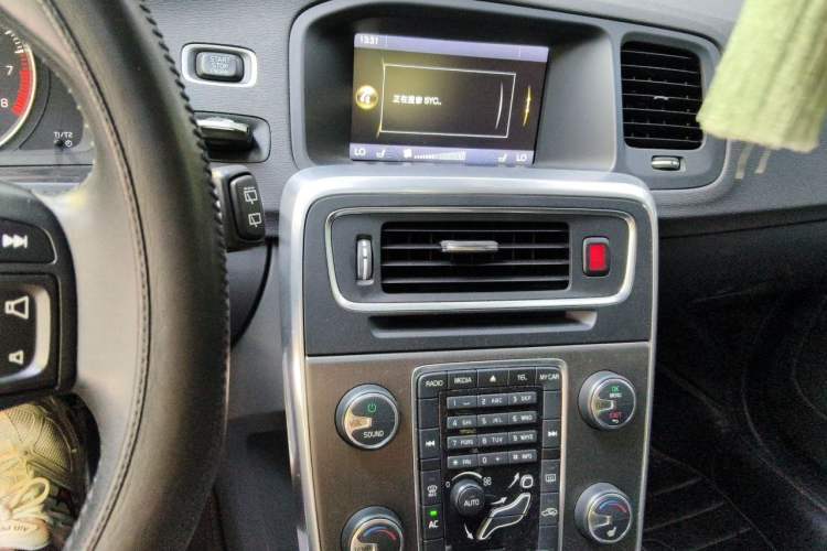 Used Volvo V60 2013 T5 Zhiya Edition Audio And AC Panel